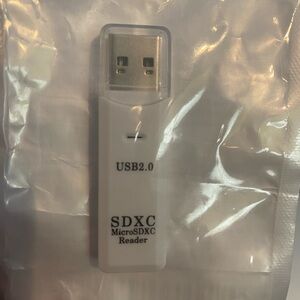 White USB 2.0 SDXC MicroSDXC Reader